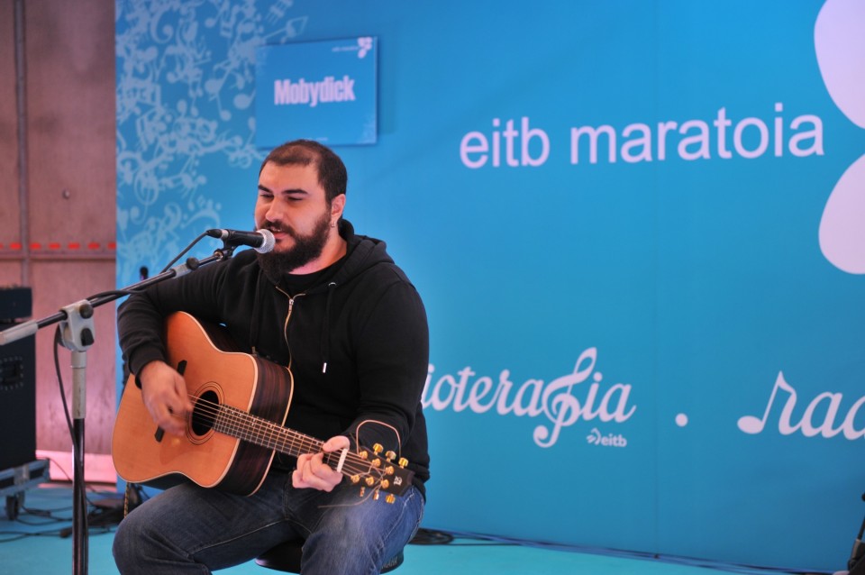 Actuación en directo de Mobydick, con Eneko Burzako