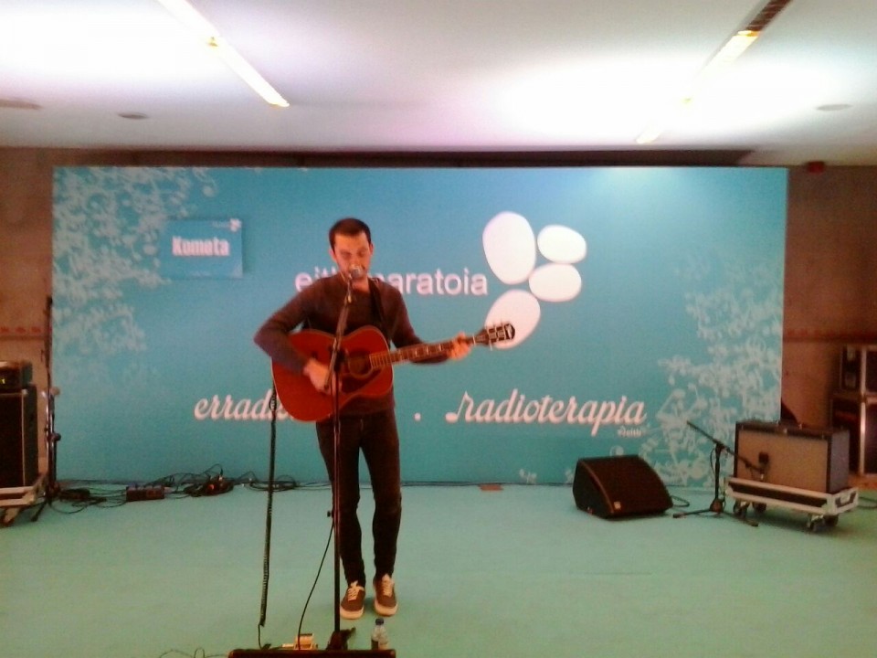 Andoni, del grupo navarro Kometa, en directo