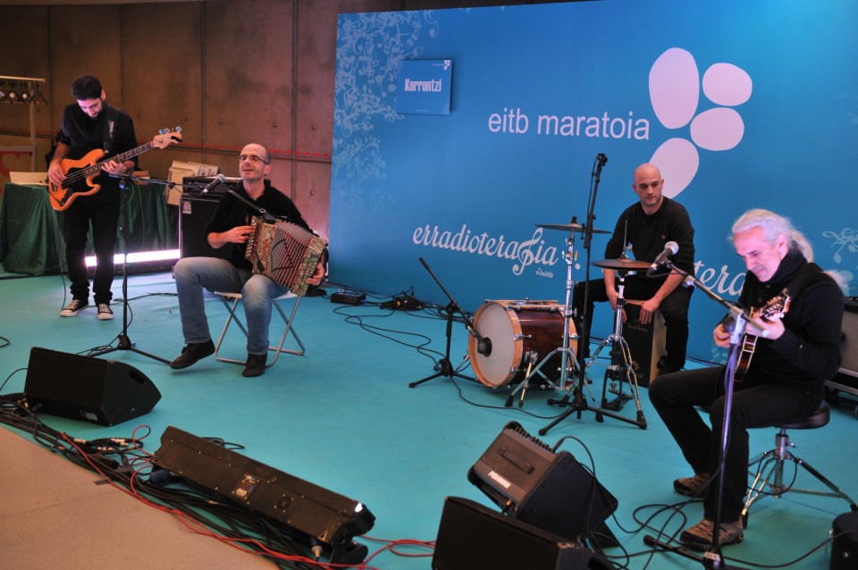 El grupo vizcaíno de folk Korrontzi en directo 