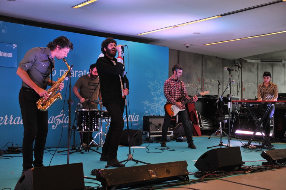 Actuación del grupo vizcaíno Los Plomos en el maratón musical