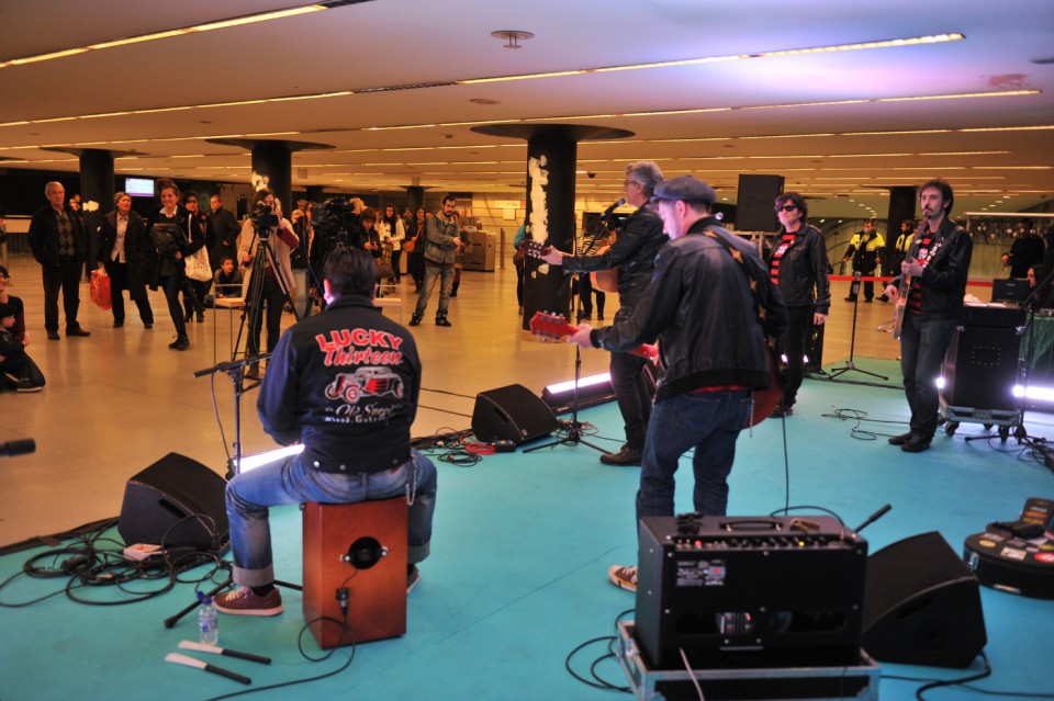 Actuación de Santiago Delgado y los Runaway Lovers