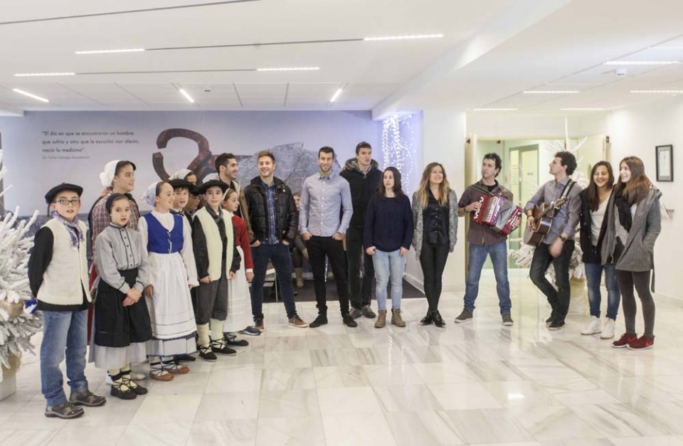 Realeko jokalariak, neskak eta mutilak, Gozategi Anaiekin eta umeekin kantuan