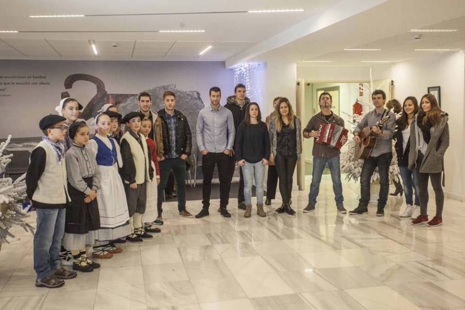 Realeko jokalariak, neskak eta mutilak, Gozategi Anaiekin eta umeekin kantuan