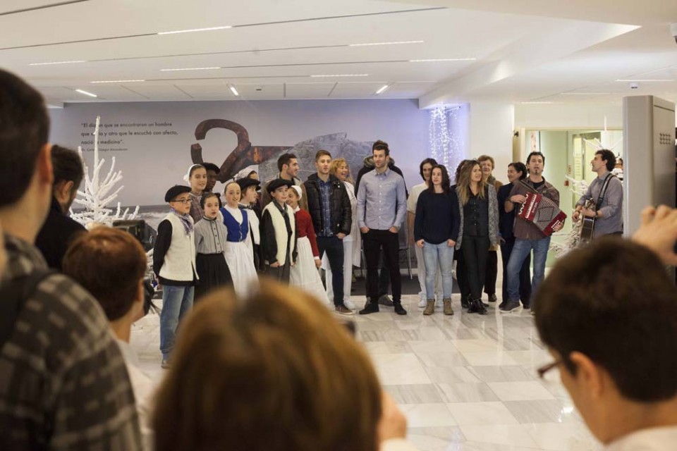 Realeko jokalariak, neskak eta mutilak, Gozategi Anaiekin eta umeekin kantuan