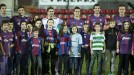 Jugadores y niños del Eibar