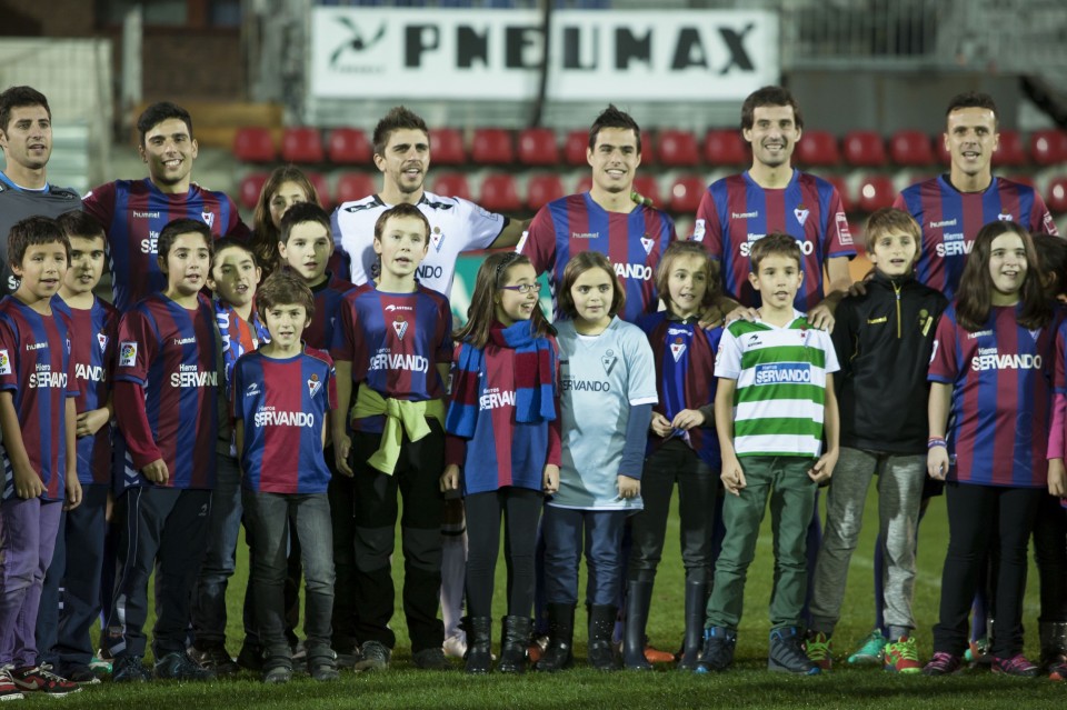 Jugadores y niños del Eibar