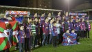 Jugadores y niños del Eibar