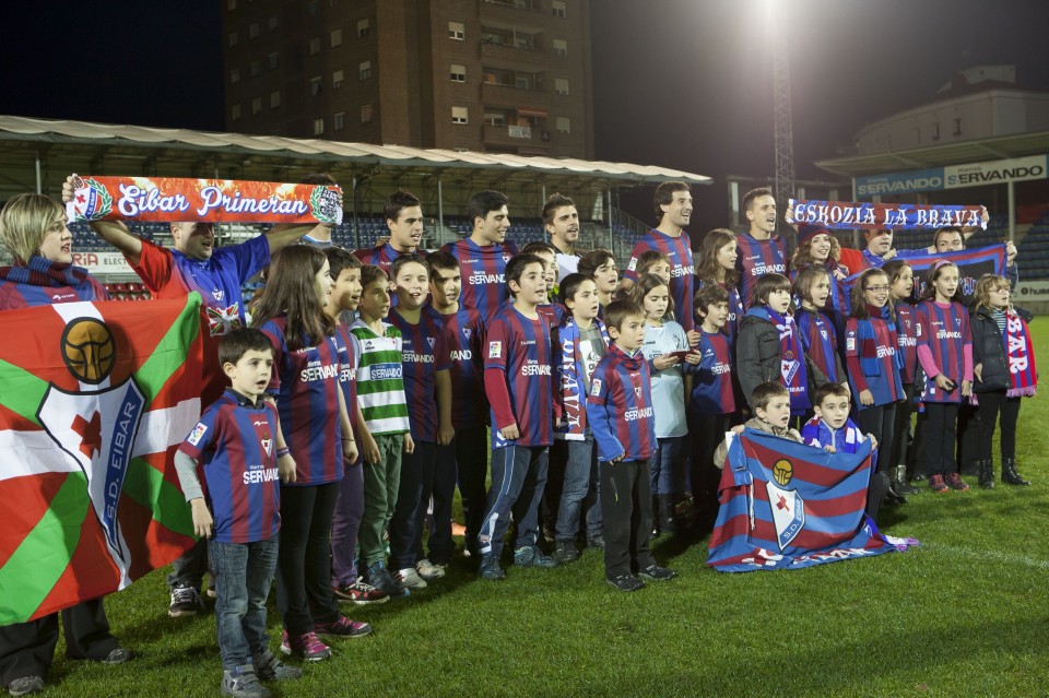 Jugadores y niños del Eibar