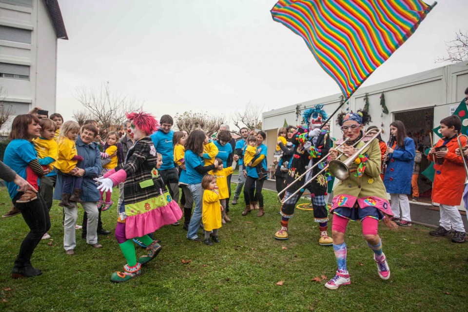 Los niños de la escuela de Ziburu con Pantxoa y Peio y Pirritx, Porrotx y Marimotots.