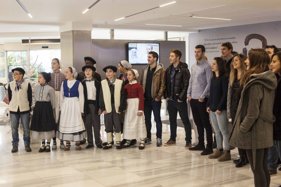 Los chicos y chicas de la Real y el grupo Gozategi