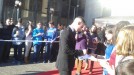 Aitorl, beraien jarraitzaileei autografoak sinatzen title=