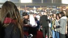 Enara eta Aitor, beraien jarraitzaileei autografoak sinatzen title=