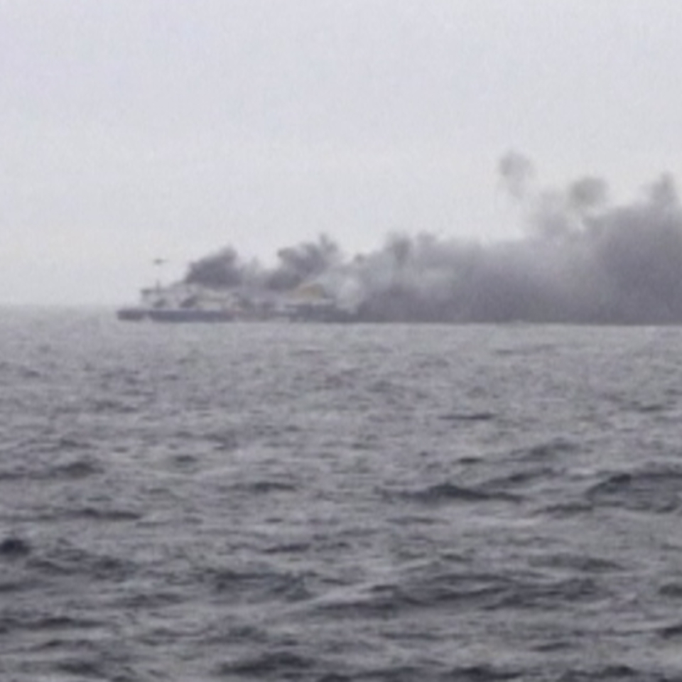 Grecia: se incendia un ferry con 460 pasajeros
