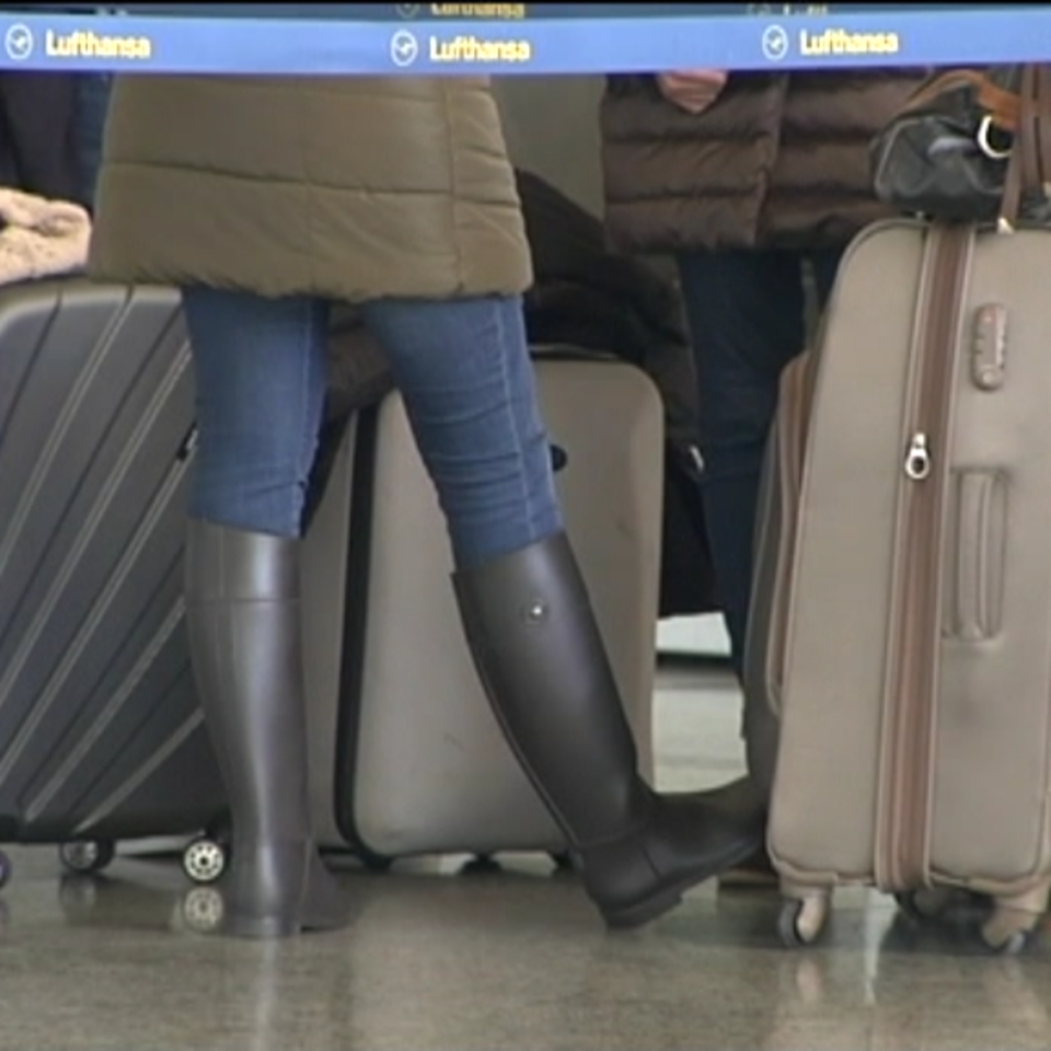 Pasajeros en la cola de facturación de un aeropuerto