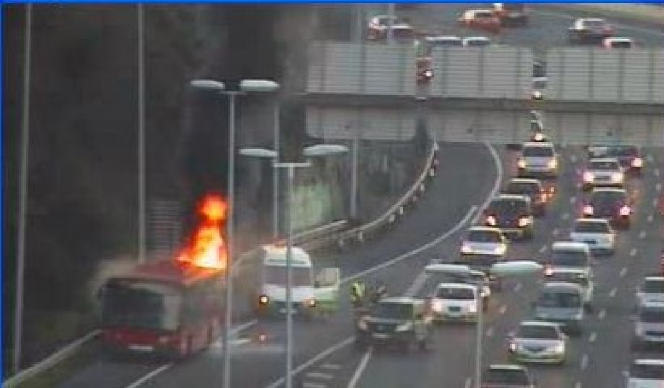 Un autobús ardiendo en la A-8. Foto: Dirección de Tráfico del Gobierno Vasco