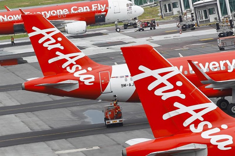 Hallados cuatro grandes fragmentos del avión siniestrado de AirAsia