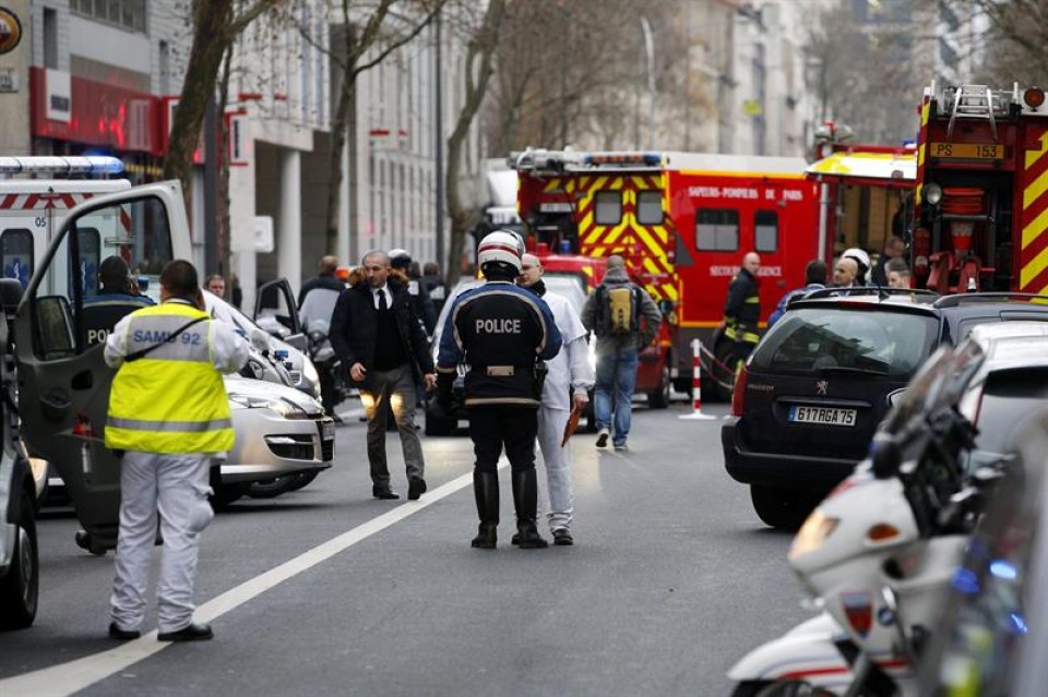 Polizia bat hil dute beste ekintza terrorista batean, Parisen