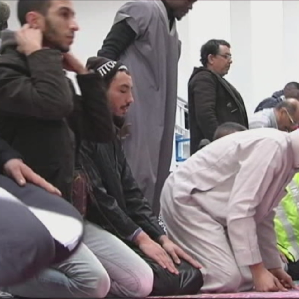 Musulmanes rezan en la mezquita de Baiona (Lapurdi). Imagen de archivo: EiTB