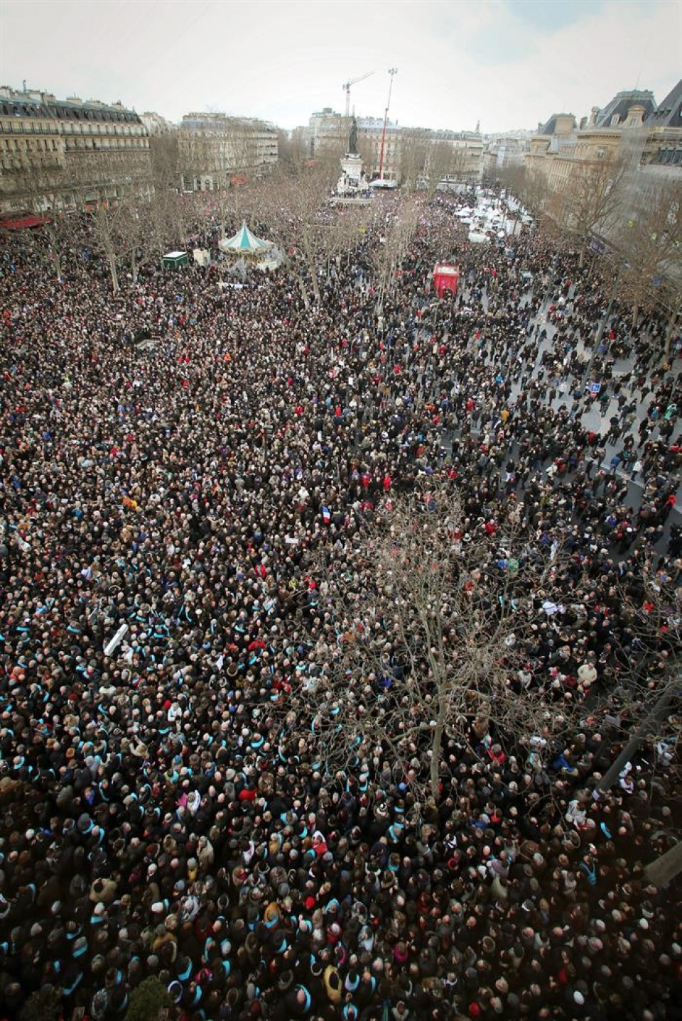 Miles de personas toman París en defensa de libertad de expresión 