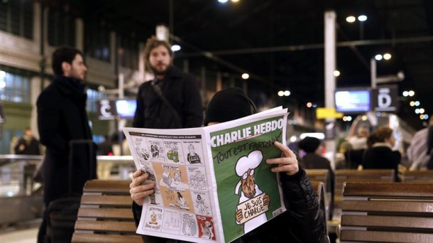 Irakurle bat, 'Charlie Hebdo' astekariaren ale berria eskuan. EFE