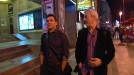 En el exterior del teatro