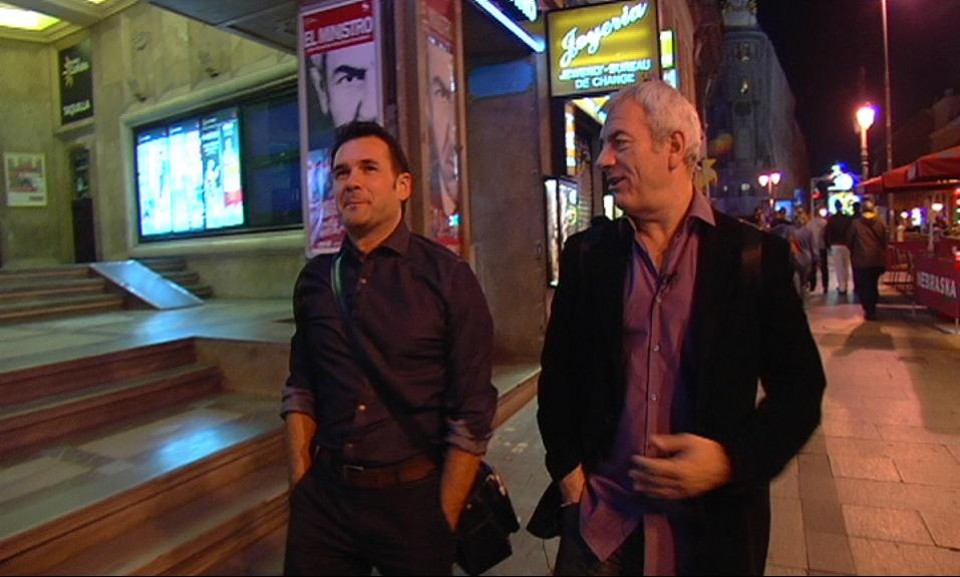 En el exterior del teatro