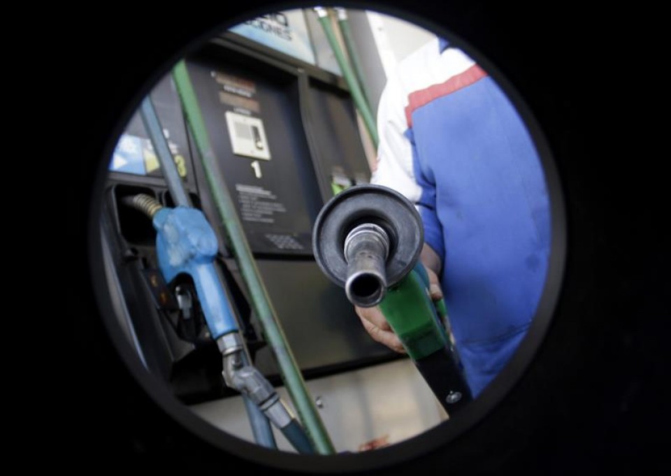 El precio de la gasolina modera la caída del IPC 
