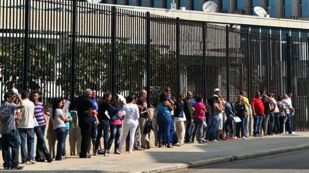 Colas para solicitar visas en la Sección de Intereses de EE.UU. en La Habana (Cuba). Foto: EFE