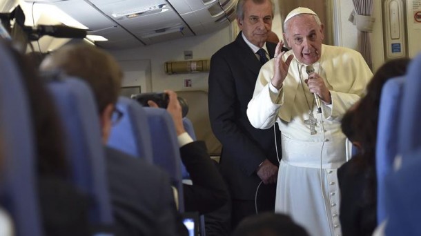 El papa Francisco en el vuelo desde Manila (Filipinas) a Roma (Italia). Foto: EFE