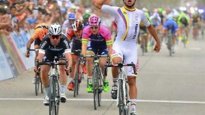 Fernando Gaviria sorprende a Cavendish al esprint
