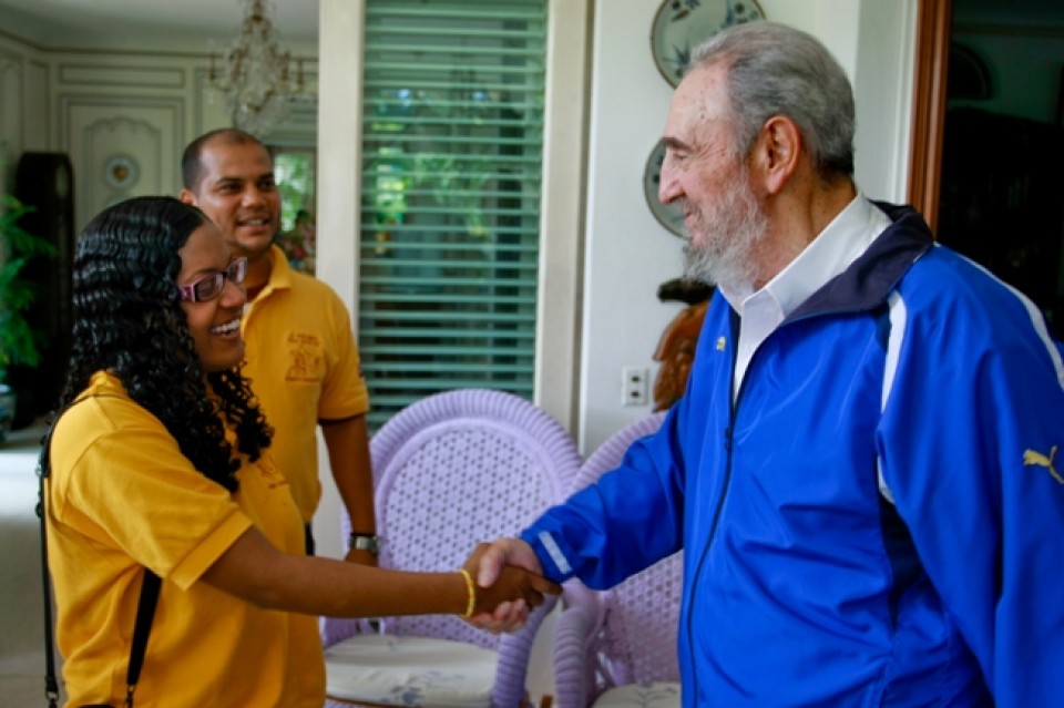 Fidel Castro 2009 urtean, ikasle bat agurtzen. Argazkia: cubadebate