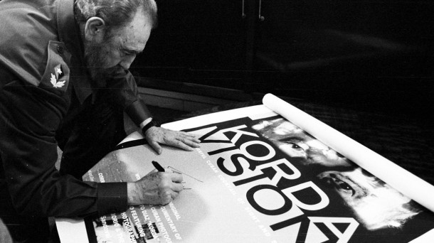 Fidel Castro firma un póster del documental 'Kordavisión'. Foto: Cubadebate. 