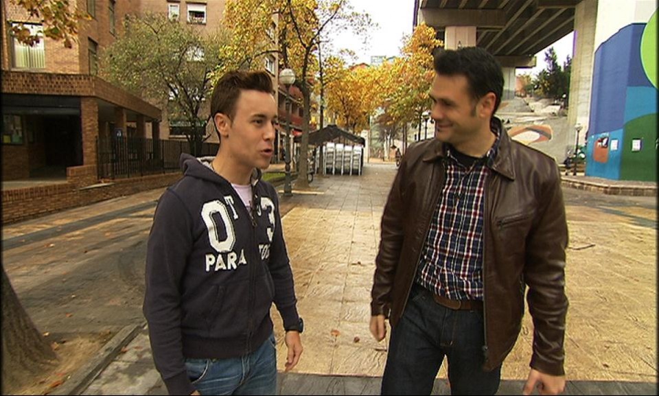 Efrén e Iñaki pasean por el barrio bilbaíno de Rekalde