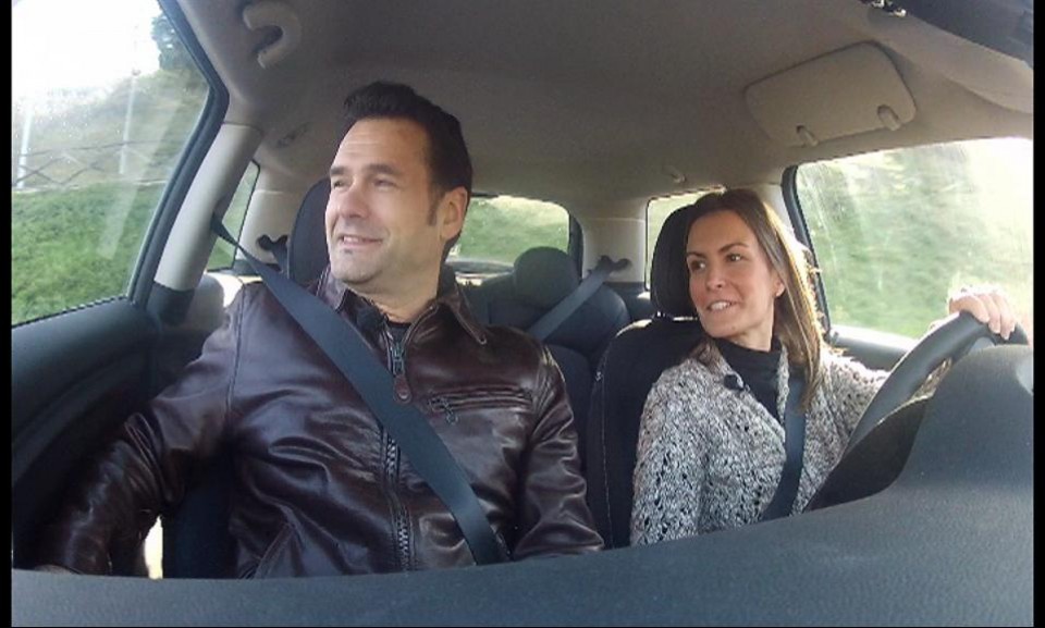 Iñaki López realiza una prueba de conducción con Ángela, su mujer
