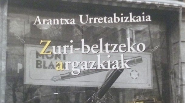Arantxa Urretabizkaia  zuri-beltzeko argazkiak erakusten