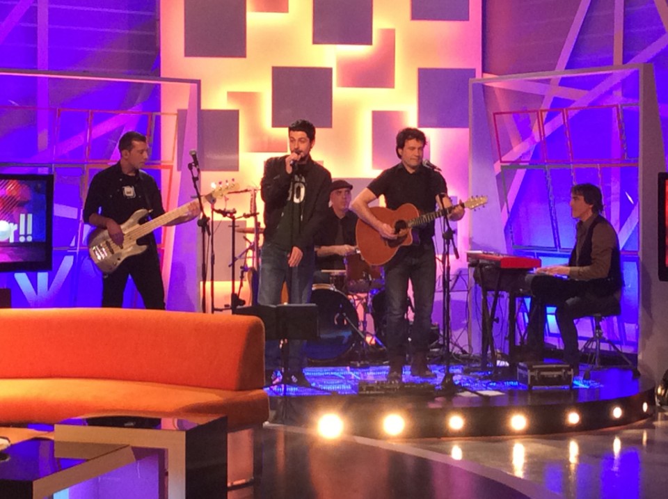 Aitzol Barandiaran, Nerea Amilibiari eta Axi Muniaini bertsoa botatzen