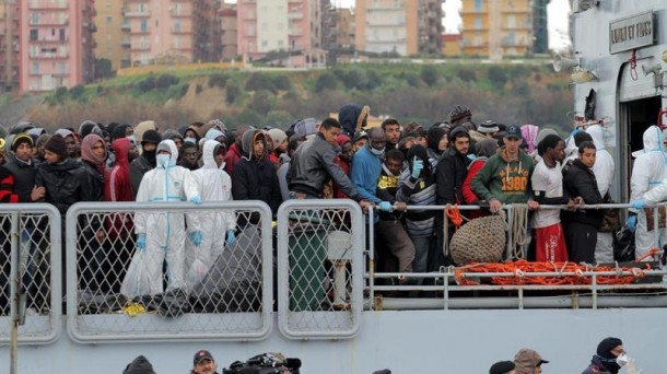 Inmigrantes, muchos de ellos refugiados de países en conflicto, a su llegada a Lampedusa. Foto:EFE