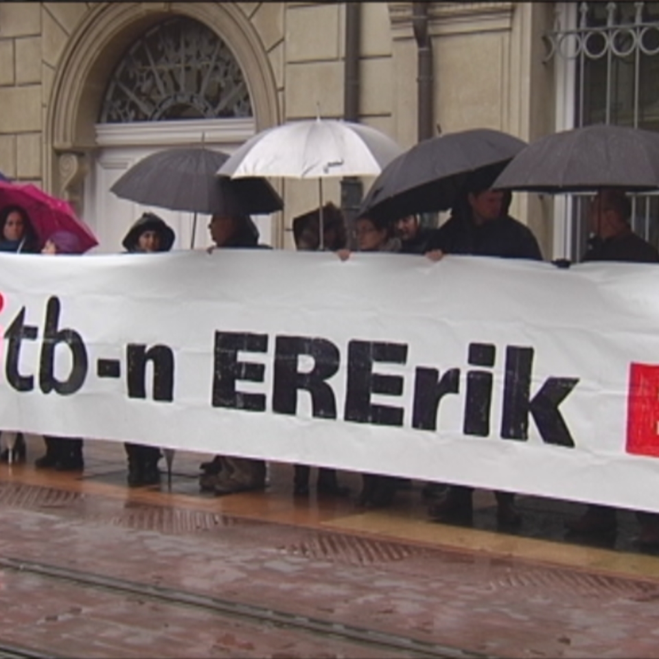 Trabajadores de Eusko Irratia se concentran frente al Parlamento Vasco