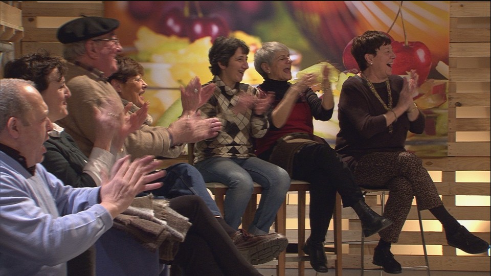 Publikoa gustura dago platoan