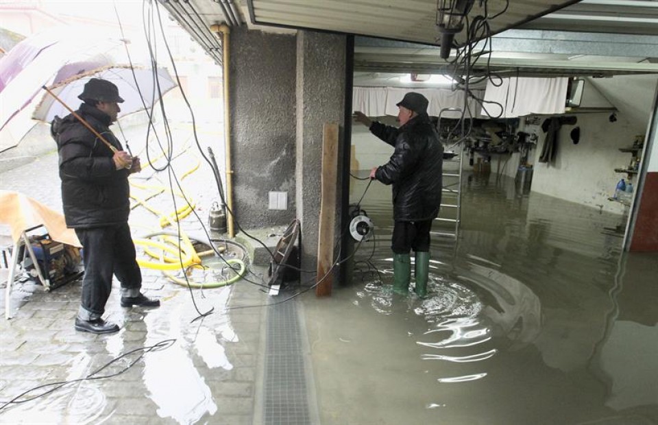 Uholdeak Martutene auzoan. Argazkia: EFE