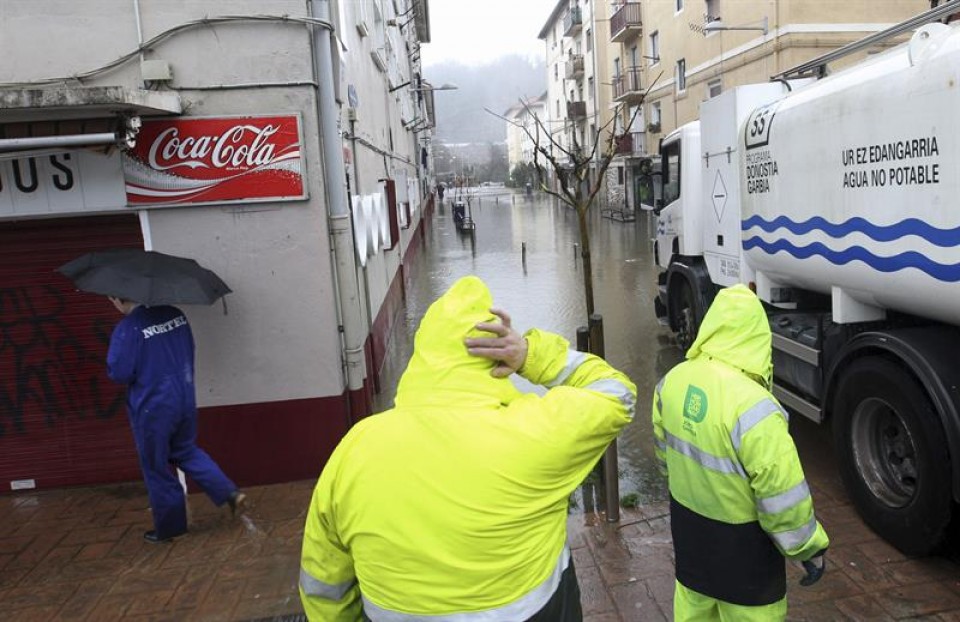 Uholdeak Martutene auzoan. Argazkia: EFE