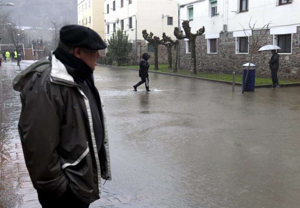 Uholdeak Martutene auzoan. Argazkia: EFE