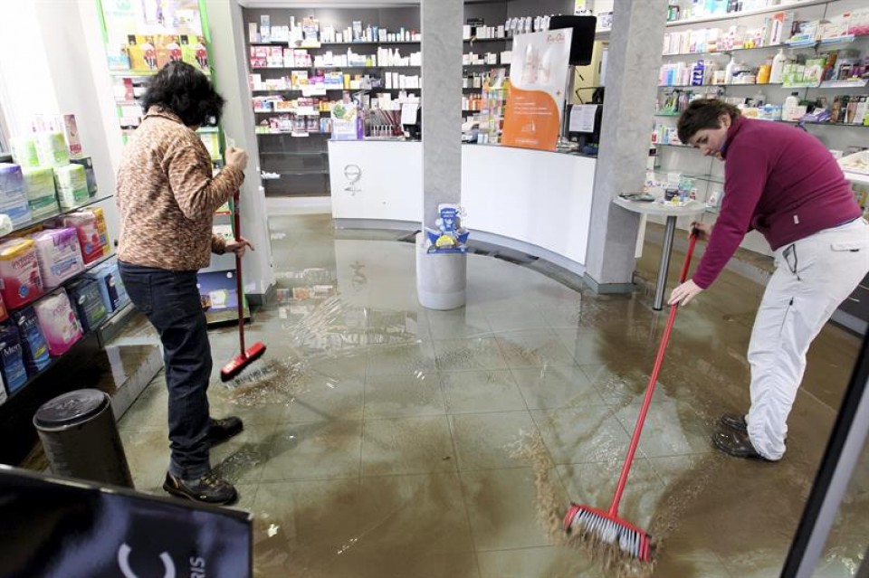 Uholdeak Martutene auzoan. Argazkia: EFE