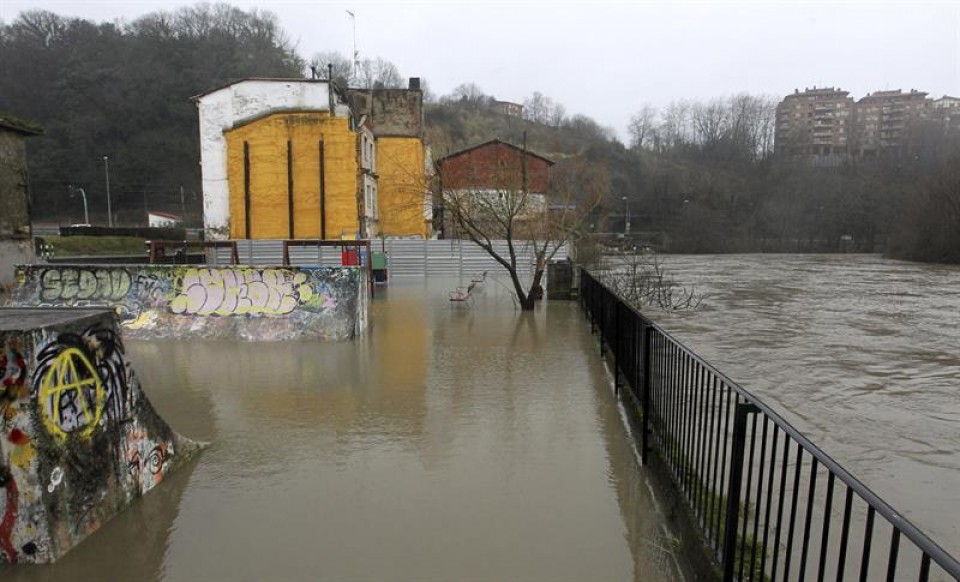 Uholdeak Martutene auzoan. Argazkia: EFE