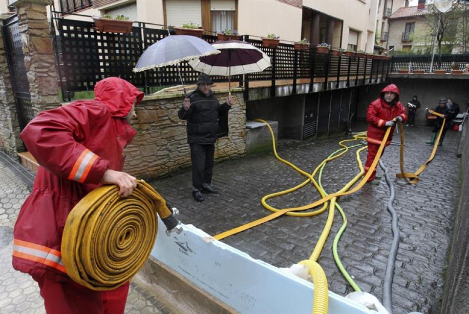 Uholdeak Martutene auzoan. Argazkia: EFE