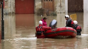 El lento descenso del Ebro impide empezar a achicar en Tudela y Buñuel