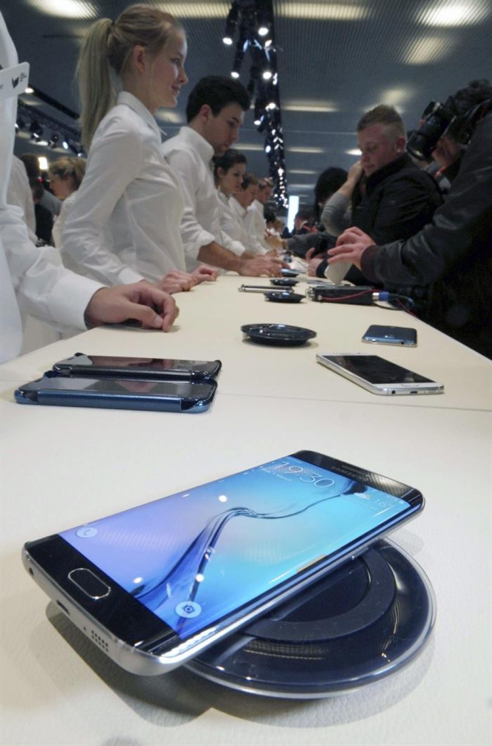 Samsung presentó ayer en Barcelona sus dos nuevos dispositivos. EFE. 
