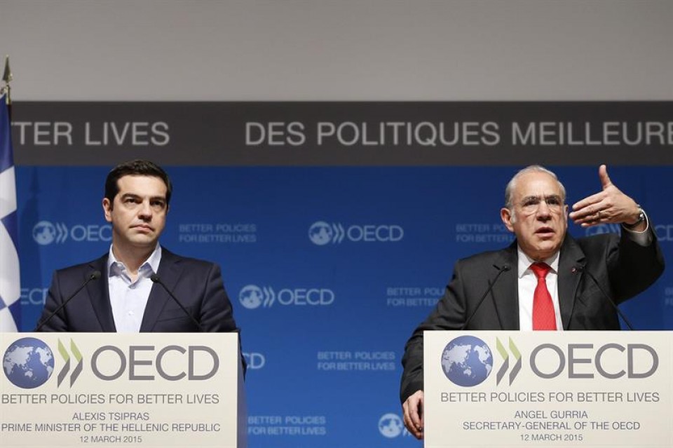 El primer ministro griego, Alexis Tsipras, y el secretario general de la OCDE, Ángel Gurría. EFE