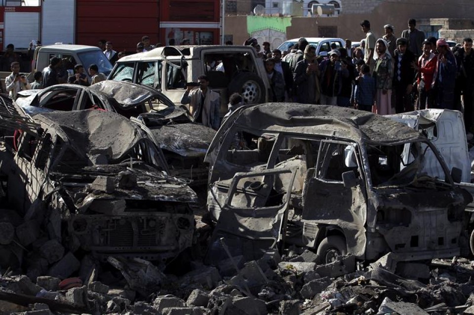 Al menos 13 muertos en un bombardeo saudí contra un barrio de la capital yemení. Foto: EFE