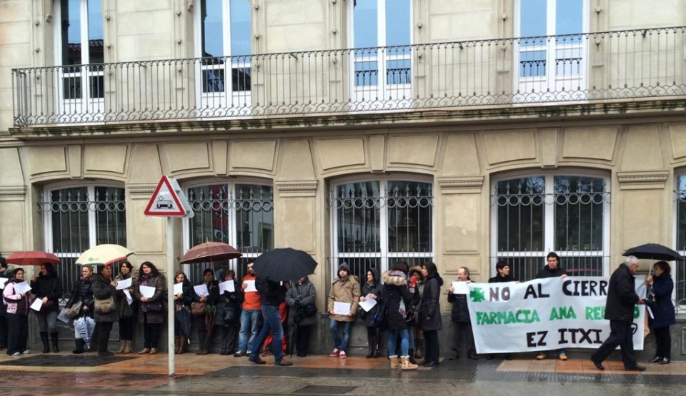 Concentración frente al parlamento contra el cierro de la farmacia Ana Redondo, 26.03.2015